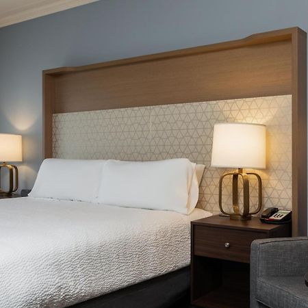 Holiday Inn Victoria - Elk Lake By Ihg Saanich Exterior photo