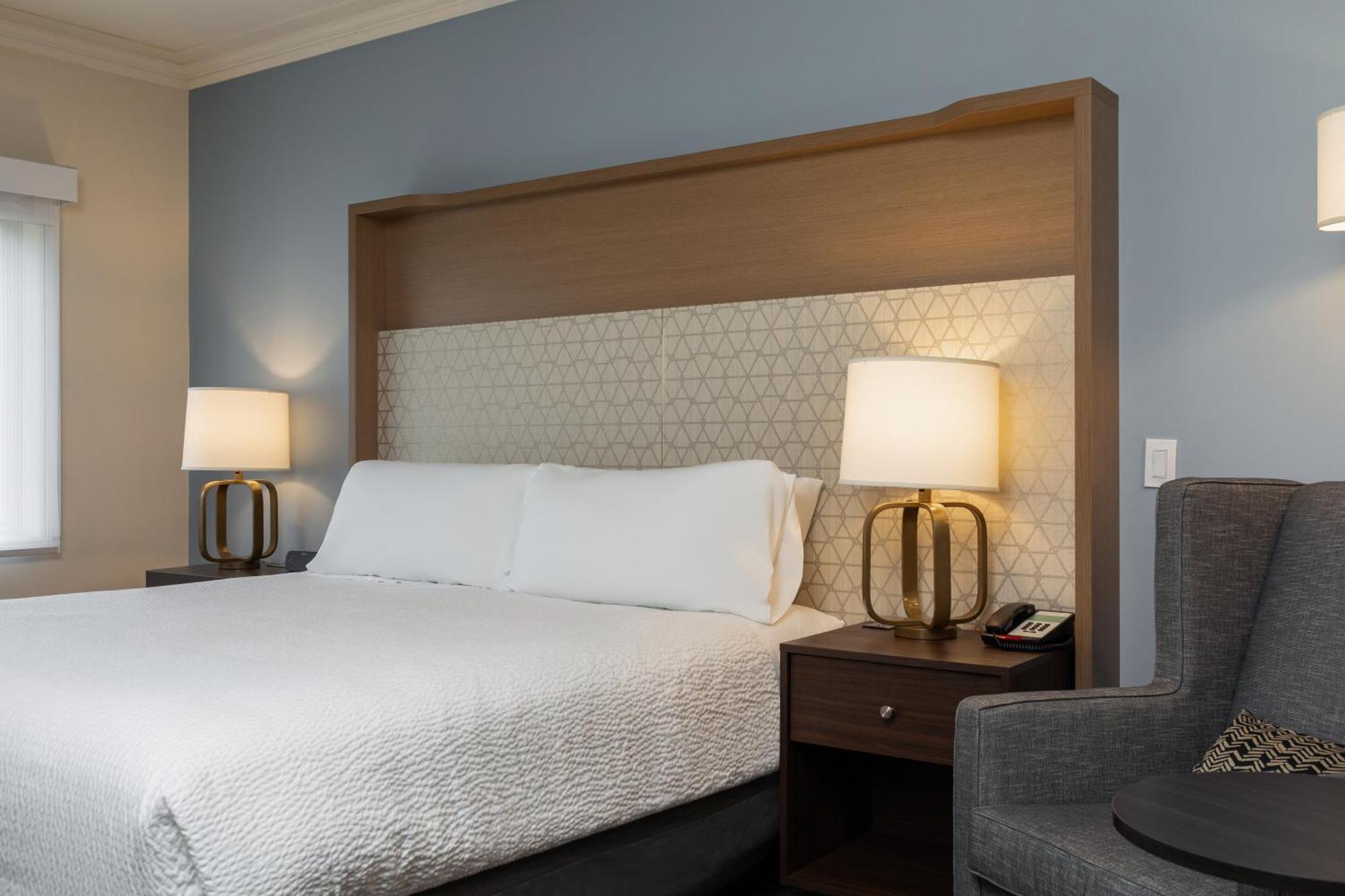 Holiday Inn Victoria - Elk Lake By Ihg Saanich Exterior photo